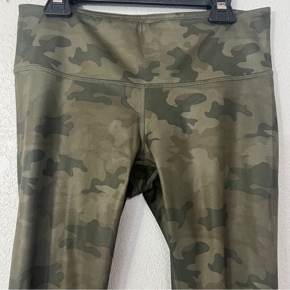 Lululemon cropped camo leggings - Picture 2 of 5